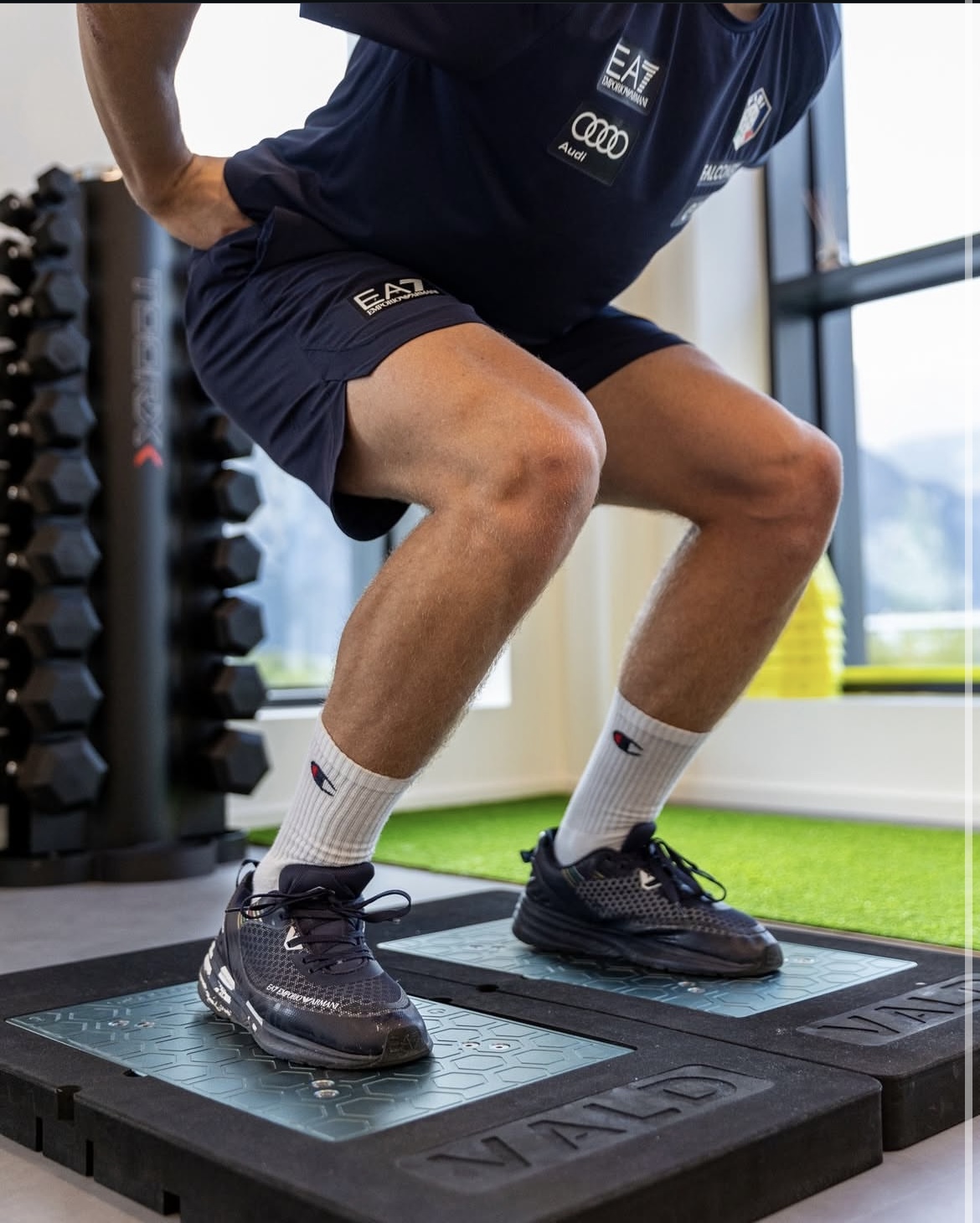 Split squat on force plates during a strength training session